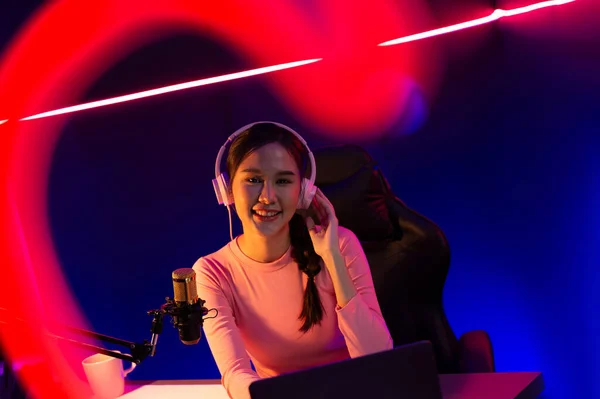 Sonriente Creativa Joven Hermosa Influencer Asiático Hablando Discurso Positivo Podcast — Foto de Stock