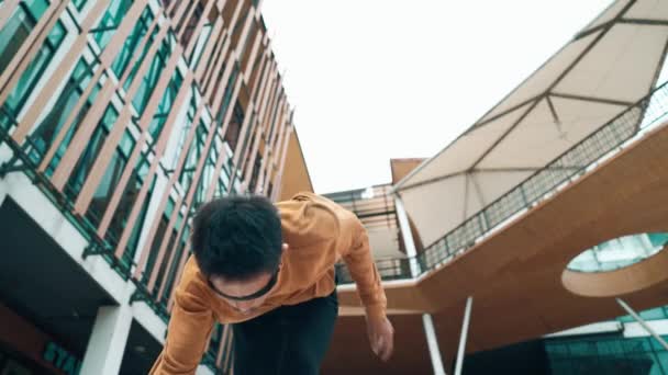 Spaanse Danser Die Naar Camera Kijkt Terwijl Hij Danst Hiphop — Stockvideo