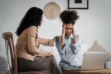 Travma sonrası stres bozukluğu olan üzgün bir kadın psikoloğu, depresyon ya da kalp yetmezliğinden sonra üzüntülü bir ruh sağlığı terapisi görüyor. Hayal kırıklığına uğramış genç bir kadın klinikteki duygular hakkında bir psikologla konuşuyor.