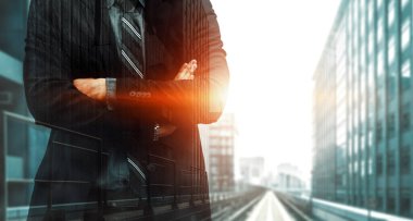 Modern şehir arka planında iş dünyasının çift pozlama görüntüsü. Gelecekteki iş ve iletişim teknolojisi kavramı. Gerçeküstü fütüristik şehir manzarası ve soyut çoklu pozlama arayüzü. uds