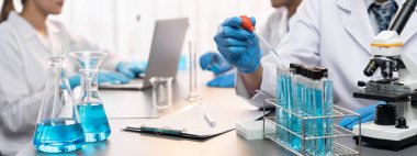 Kendini adamış bir grup bilim adamı kimyasal deneyler ve tıp laboratuarında aşı ilacı veya antibiyotiği geliştirmek için çığır açan bir araştırma yürütüyorlar. İlaç ve biyokimya laboratuvarı. Neoterik