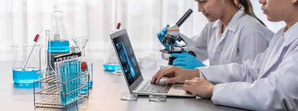 专门的科学家小组在医学实验室进行化学实验和研究 作为新疫苗药物或抗生素的突破性发展 并在笔记本电脑上研究测试结果 新时代 — 图库照片