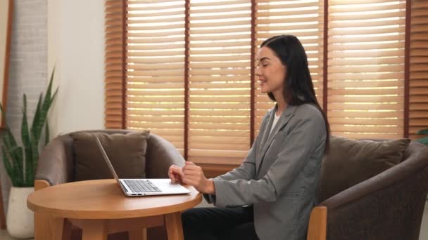 Šťastná Usměvavá Psycholožka Používající Notebook Pro Online Videohovor Mentální Diagnostiku — Stock video