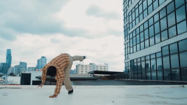 Happy Hispanic Dancer Wears Casual Outfit Break Dancing Building Energetic — Stock Video