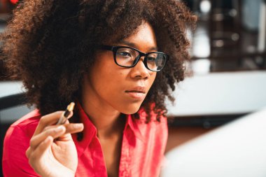 Genç Afrikalı bir kadının portresi web sitesi geliştiricisi yaratıyor, veri tasarımcısını evde düşünüyor, dizüstü bilgisayara odaklanıyor. Java projesindeki analitik veri merkezi kavramı. Tatlandırıcı.