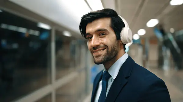 Detailní Záběr Chytrého Obchodníka Který Nosí Sluchátka Poslouchá Hudbu Když — Stock fotografie