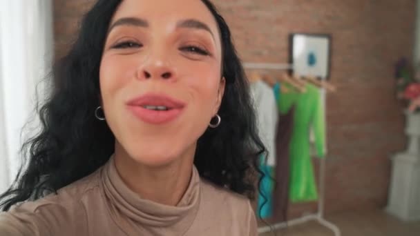 Mujer Influencer Disparar Transmisión Vivo Vlog Revisión Vídeo Ropa Crucial — Vídeo de stock