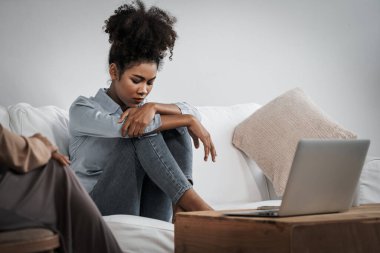 Travma sonrası stres bozukluğu olan üzgün bir kadın psikoloğu, depresyon ya da kalp yetmezliğinden sonra üzüntülü bir ruh sağlığı terapisi görüyor. Hayal kırıklığına uğramış genç bir kadın klinikteki duygular hakkında bir psikologla konuşuyor.