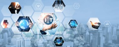 İletişim teknolojisi, akıllı bağlantı IOT ve insan ağ teknolojisi kavramı. Güvenli internet ağına ve bulut hesaplama sunucularına bağlanmak için bağlantı aygıtı kullanan insanlar