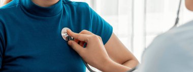 Hasta klinikte ya da hastane ofisinde doktor randevusuna gidiyor. Hastaların nabzını steteskopla kontrol ederken, doktor semptomları muayene ediyor ve teşhis ediyor. Panorama Katı