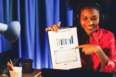 Güzel Afrikalı kadın sunucu kanalı artan finansal ve ekonomik grafiklerle konuşuyor. Yurtiçinde öğrenciyle online kurs eğitimi yatırımı konsepti. Tatlandırıcı.