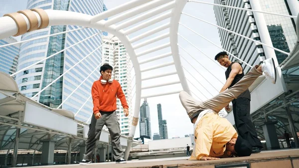 プロフェッショナルなハッピーストリートダンサーのグループが応援しながら アジアのヒップスターは低角度のカメラを持つ人々に囲まれた都市でボーイダンスを行います ブレイクダンスコンセプト アウトドアスポーツ 2024 スプライトリー — ストック写真