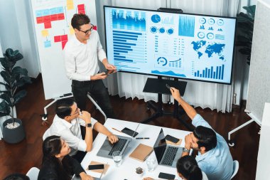 Ofiste sunum ya da analist ekibiyle toplantı odasında mali verileri analiz etmek için BI Fintech 'i kullanmak. İş adamları stratejik planlama için TV ekranında BI gösterge panelini inceliyor.