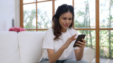 Genç bir kadın internet üzerinden alışveriş yapmak için internet üzerinden internet üzerinden internet üzerinden alışveriş yapıyor. Modern ve konforlu çevrimiçi alımlar güvenli ve uygun alışverişleri sağlar.