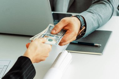 İşadamı başka bir iş adamına para gönderiyor. İşlem, ödeme, maaş ve bankacılık konsepti. uds
