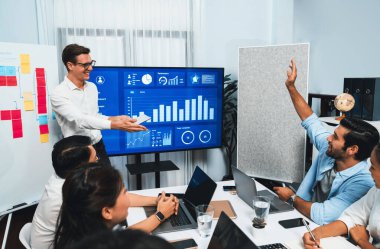 Ofiste sunum ya da analist ekibiyle toplantı odasında mali verileri analiz etmek için BI Fintech 'i kullanmak. İş adamları stratejik planlama için TV ekranında BI gösterge panelini inceliyor.