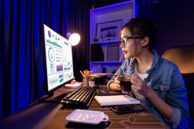 Sunucu kanalı Asyalı etkileyicisi, sosyal medyada kulaklık takarak iş grafikleri ekranında dinleyicileri selamlıyor ve Neon Modern Stüdyoları 'nda internet üzerinden koçluk yapıyor. Taktik.