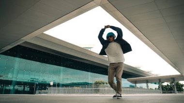 Motion of Happy hipster 'ın B Boy dansının şık bir kumaşla dans sahnesi. Dansçı gösterinin ayak sesleri performansını sever. Modern yaşam tarzı, break dans. Ağır çekim. Açık hava sporu 2024. Yumuşak bir şekilde..