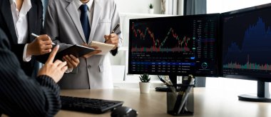 Profesyonel borsacı, finansal yatırım için yetenekli bir iş kadınına büyüme grafiği ile ilgili hisse senedi sundu. Hisse senedi. Hisse senedi. Borsa konsepti. Filizlenen..