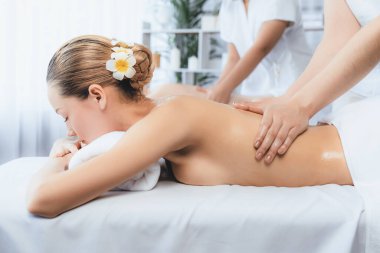 Kafkas çift müşterisi stres önleyici spa masajının keyfini çıkarıyor ve lüks otel veya oteldeki gündüz açık hava ortamında güzellik teniyle eğleniyor. Sessiz.