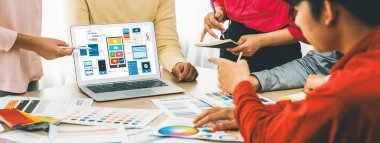 İç mimari ekibinin kırpılmış resmi, mobil uygulama ve web sitesi için UI ve UX tasarımları görüntülenirken renk örnekleri kullanarak renk sunar. Yaratıcı tasarım ve iş konsepti. Değiştirilmiş.