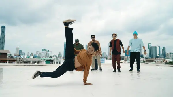 Profesyonel Break Dans Takımı Çatıda Çok Kültürlü Arkadaşlar Varken Break — Stok fotoğraf