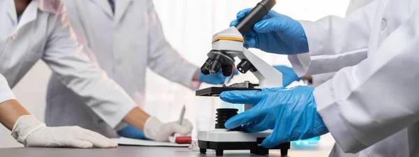 Groupe Scientifiques Dévoués Mène Des Expériences Chimiques Microscope Laboratoire Médical — Photo