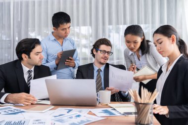 Modern ofis ortamında çalışan çeşitli etnik gruplardan çeşitli iş adamları. Üretken ve çok ırklı ofis çalışanları stratejik ticari pazarlama konusunda tartışmaya giriştiler. Çok titiz.