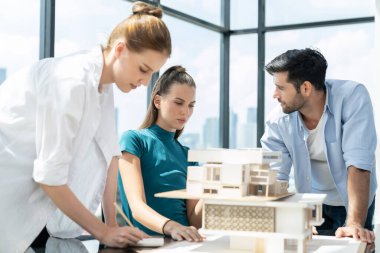 Mesleki çeşitlilik gösteren mühendis takımı ev modelini tasarlamak için birlikte çalışıyor. Bir grup başarılı iş adamı ev yapısını tartışıyor ve beyin fırtınası yapıyorlar. İnşaat mühendisliği. İzleme.