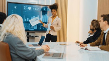 Ofisteki sunum ya da analist ekibiyle süs toplantı odasında mali verileri analiz etmek için BI Fintech 'i kullanın. İş adamları stratejik planlama için TV ekranında BI gösterge panelini analiz ediyor