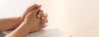 Asyalı erkek, kutsal İncil 'in üzerinde el pençe divan dururken dua etti. Ruhani, dini, inancı, ibadeti, Hıristiyanlığı ve Tanrı 'nın kutsamasını. Geçmişi bulanıklaştırıyor. Filizlenen.