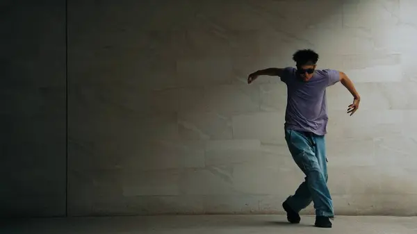 Skicklig Smart Street Dansare Öva Boy Rörelse Att Bygga Med — Stockfoto