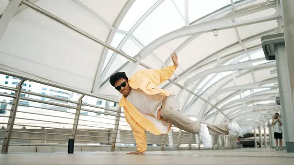 Snygg Glad Asiatisk Hipster Dans Medan Använder Huvudet Snurra Korridoren — Stockfoto