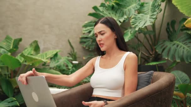 스트레스 여성은 배경과 정원에서 원격으로 온라인으로 작업하는 피곤하고 좌절감을 느끼고 — 비디오