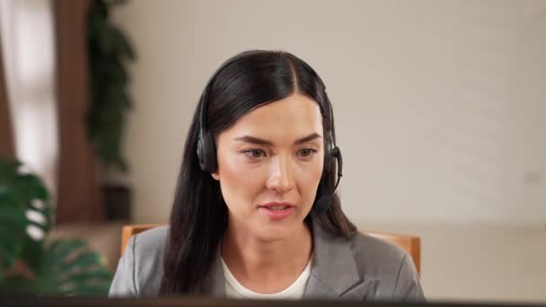 Kvinnliga Call Center Operatör Eller Kundtjänst Helpdesk Personal Som Arbetar — Stockvideo