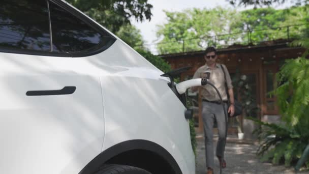 Повільний Рух Людини Стійкий Міський Обмін Електричний Автомобіль Підзаряджається Відкритому — стокове відео