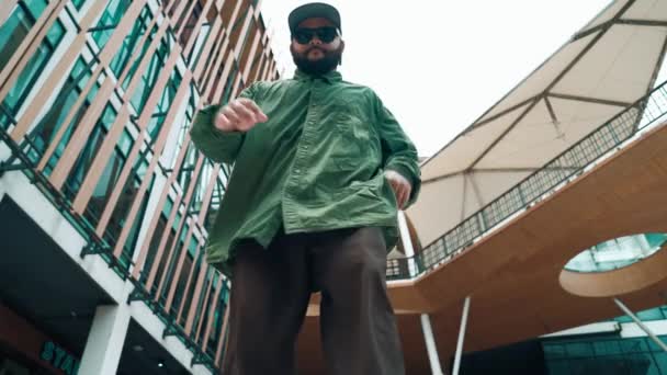 Vue Angle Bas Pose Hipster Dans Style Hip Hop Entouré — Video