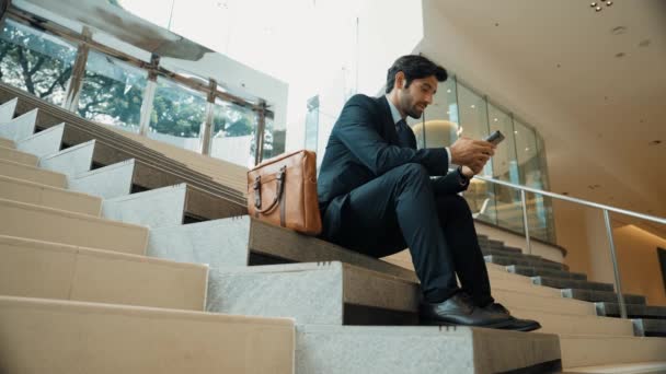 Gülümseyen Yetenekli Işadamı Merdivenlerde Otururken Telefonla Oynuyor Sosyal Medyada Oynayan — Stok video