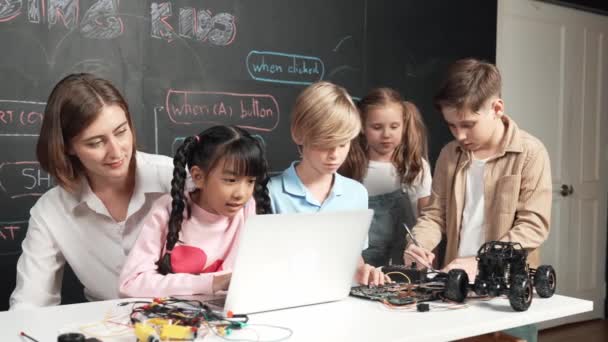Çeşitli Öğrenci Mühendislik Kodları Yazarken Çocuk Ana Kartı Tamir Ediyor — Stok video