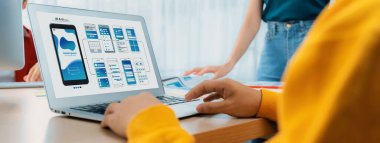 Başlangıçtaki UX geliştiricisinin panorama pankartı ya da şirket çalışanı tasarım kullanıcı arayüzü ya da mobil uygulama için UI prototipi ya da ofiste dizüstü bilgisayar ekranı olan bir web sitesi yazılımı. Sinerjik