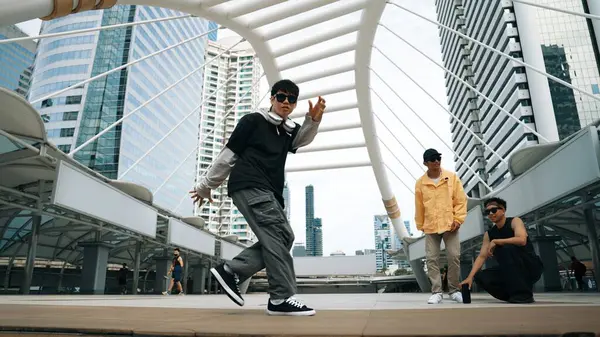プロのストリートダンサーのグループが応援しながら アジアのヒップスターは低角度のカメラを持つ人々に囲まれた街でフリースタイルの足跡を行います ブレイクダンスコンセプト アウトドアスポーツ 2024 スプライトリー — ストック写真