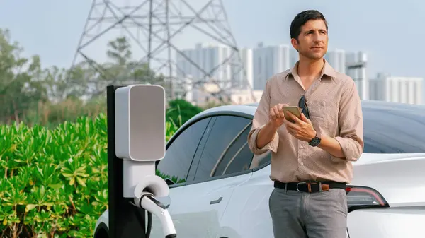 Man Betalen Voor Elektriciteit Met Smartphone Terwijl Opladen Auto Batterij — Stockfoto
