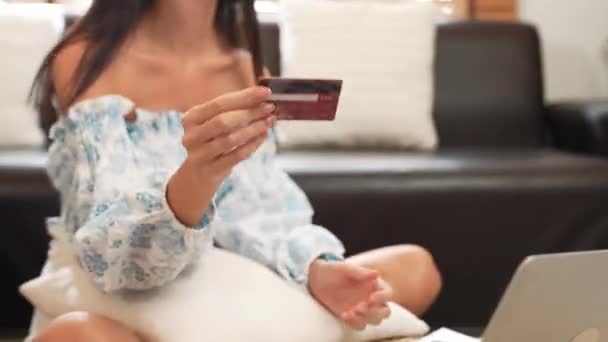 Młoda Kobieta Korzystająca Laptopa Kartą Kredytową Bankowości Internetowej Zakupów Online — Wideo stockowe