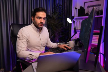 Akıllı tüccar işadamı, karanlık oda gecesinde neon ışıklı ofisteki arama pazarında yüksek kârla ekranda bilgisayar ve bilgisayar üzerinde dinamik borsa yatırımları üzerinde yoğunlaşıyor. Tahmin et..