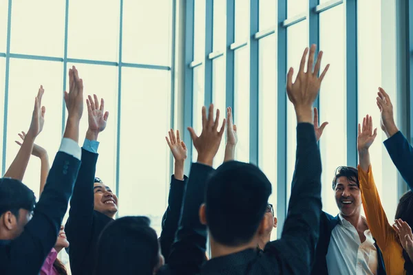 成功したビジネスの人々は 喜んでオフィスセミナーで承認ボランティアを示す投票のために手を挙げました スマイルマネージャーは手を空中に上げました インテリジェント — ストック写真