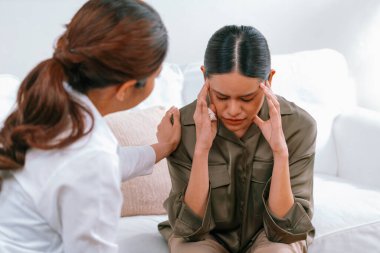 Ruh sağlığı için psikolog, depresyon ya da yaşam başarısızlığından sonra keder tedavisi gören üzgün bir kadın. Hayal kırıklığına uğramış genç bir kadın ofisteki duygular hakkında bir psikologla konuşuyor.