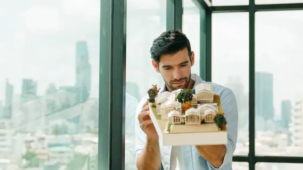 Biznesmen Stroju Casual Trzymając Model Domu Podczas Sprawdzania Budowy Domu — Zdjęcie stockowe