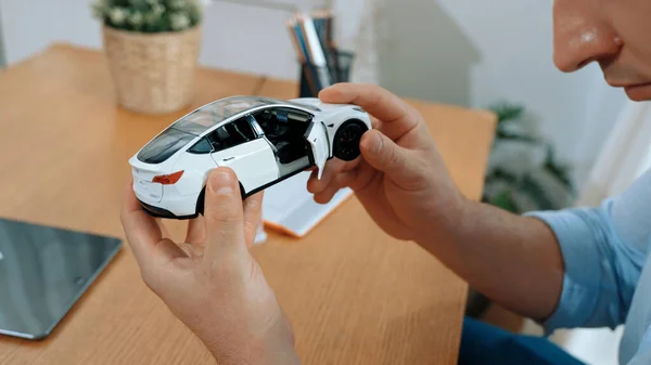 Araba Tasarım Mühendisi Otomotiv Şirketinin Prototipini Analiz Ediyor Aracın Tasarımcısı — Stok fotoğraf