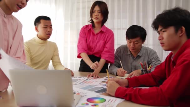 Дизайнерская Команда Проводит Мозговой Штурм Выбирает Цвет Графического Дизайна Работая — стоковое видео