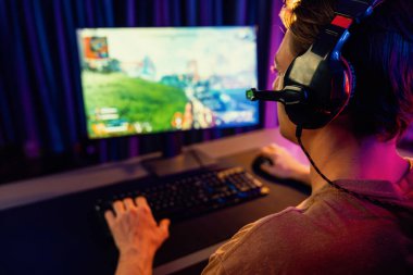 Akıllı oyun flamasının sunucu kanalı, çoklu oyuncuyla savaş takımı oyunu oynamak ya da arka plandaki savaş gemisinde tek başına dijital neon ışıklı siber odada kulaklık takmak. Bireysel.